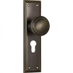 TRADCO MILTON DOOR KNOB ON PLATE